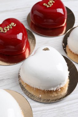 Sevgililer Günü. Lezzetli kalp şeklinde kekler beyaz ahşap masada, yakın plan
