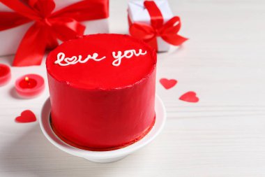 Mesajlı Bento keki, hediye kutuları, mumlar ve beyaz tahta masada kağıt kalpler, mesaj için yer. Sevgililer Günü sürprizi