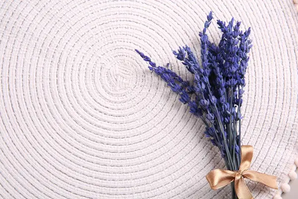 Beyaz pamuk yer paspası üzerinde korunmuş güzel lavanta çiçekleri, üst manzara. Metin için boşluk