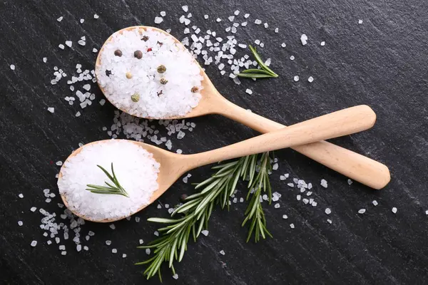 Taze biberiyeli tuz ve koyu gri desenli masada biberli mısır.