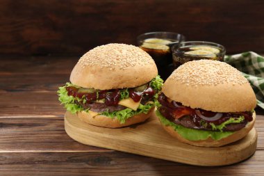 Tahta masada nefis çizburgerleri olan bir pano, yakın plan.