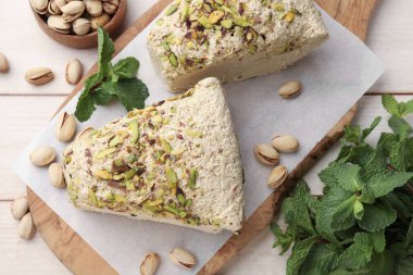 Fıstıklı ve nane aromalı lezzetli helva parçaları.