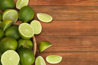 Taze taze ve tahta masada limon dilimleri var. Metin için boşluk