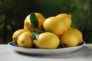 Açık havada taze limonlar ve yeşil yapraklar.