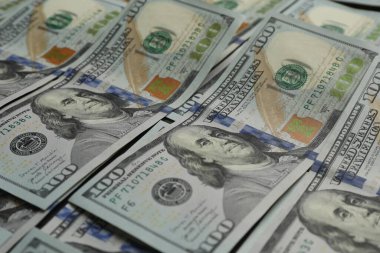 Para değişimi. Arka plan olarak dolar banknotları, yakın plan