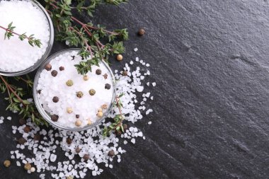 Taze kekik ile tuz ve koyu gri desenli masa üzerinde biber, düz yatak. Metin için boşluk
