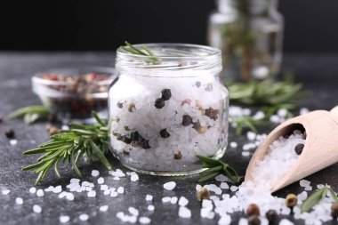 Taze biberiyeli tuz ve koyu gri desenli masada biberli mısır, yakın plan.