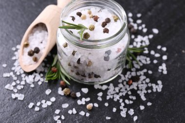 Taze biberiyeli tuz ve koyu gri desenli masada biberli mısır, yakın plan.