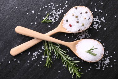 Taze biberiyeli tuz ve koyu gri desenli masada biberli mısır.