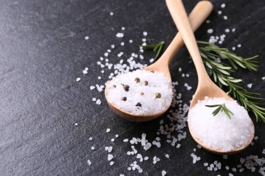 Taze biberiyeli tuz ve koyu gri desenli masada biberli mısır, yakın plan. Metin için boşluk