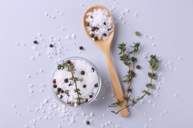 Biberli tuz kasede, kaşıkta ve kekik ışık masasında, düz yerde.