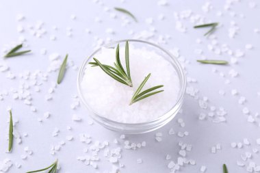 Tuz ve biberiye kasede, ışık masasında, yakın plan.