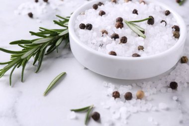 Biberiyeli tuz ve beyaz mermer masada biberli mısır, yakın plan.