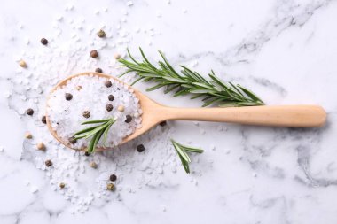 Biberiyeli tuz ve beyaz mermer masada kaşık içinde biberli mısır.