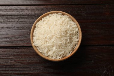 Tabakta çiğ basmati pilavı, ahşap masa, üst manzara.