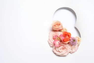 8 Mart tebrik kartı tasarımı, çiçekler ve metin için alan, üst görünüm. Uluslararası Kadınlar Gününüz kutlu olsun.