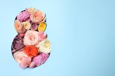 8 Mart tebrik kartı tasarımı, çiçekler ve metin için alan, üst görünüm. Uluslararası Kadınlar Gününüz kutlu olsun.