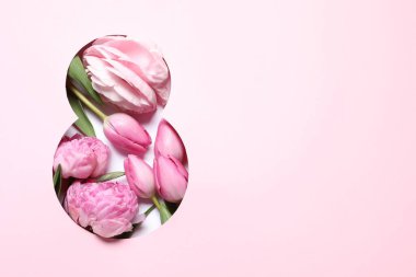 8 Mart tebrik kartı tasarımı, çiçekler ve metin için alan, üst görünüm. Uluslararası Kadınlar Gününüz kutlu olsun.