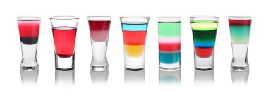 Shot bardaklarındaki farklı nişancılar beyaz sette izole edilmiş.