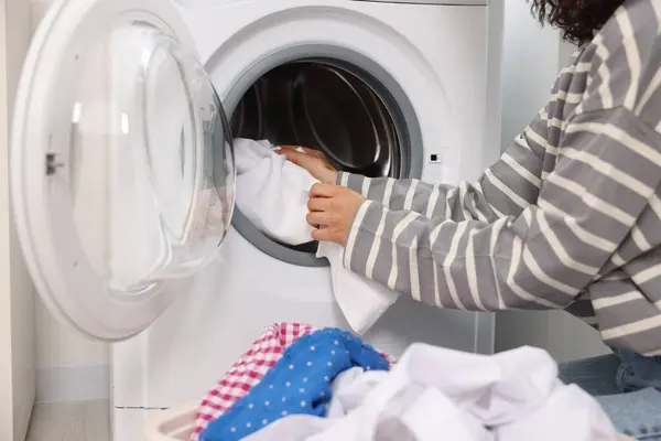 Kvinnan Sätta Tvätt Tvättmaskin Inomhus Närbild — Stockfoto