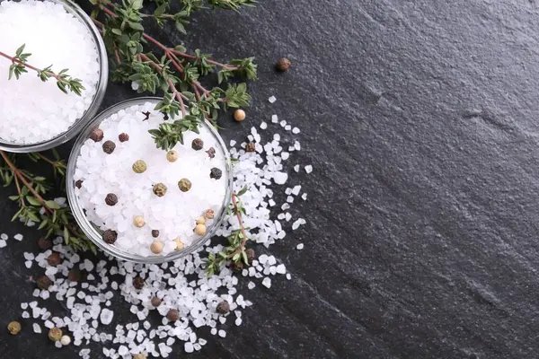 Taze kekik ile tuz ve koyu gri desenli masa üzerinde biber, düz yatak. Metin için boşluk