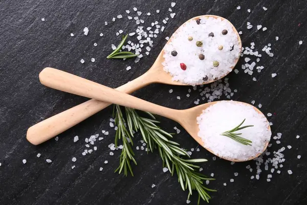 Taze biberiyeli tuz ve koyu gri desenli masada biberli mısır.