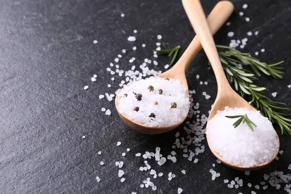 Taze biberiyeli tuz ve koyu gri desenli masada biberli mısır, yakın plan. Metin için boşluk