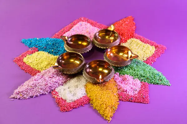 Diwali Feier Diya Lampen Und Bunte Rangoli Auf Violettem Hintergrund — Stockfoto