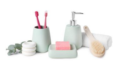 Banyo aksesuarları. Farklı kişisel bakım ürünleri ve okaliptüs dalı beyaza izole edilmiştir.
