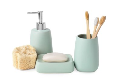 Banyo aksesuarları. Beyaza izole edilmiş farklı kişisel bakım ürünleri