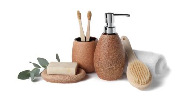 Banyo aksesuarları. Farklı kişisel bakım ürünleri ve okaliptüs dalı beyaza izole edilmiştir.