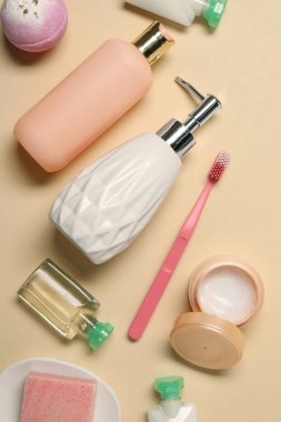 Banyo aksesuarları. Bej arka planda kişisel bakım ürünleriyle düz konum