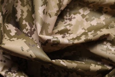 Arkaplan olarak buruşuk kamuflaj kumaşı dokusu, yakın plan