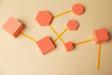 İş süreci organizasyonu ve optimizasyonu. Bej arkaplanda geometrik şekillerle şema
