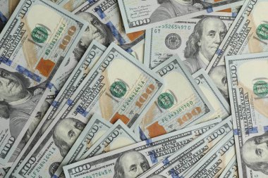 Para değişimi. Arka plan olarak dolar banknotları, üst görünüm