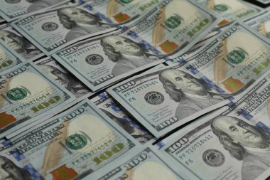 Para değişimi. Arka plan olarak dolar banknotları, yakın plan