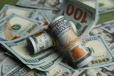 Para değişimi. Masada dolar banknotları, yakın plan.