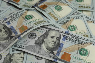 Para değişimi. Arka plan olarak dolar banknotları, yakın plan