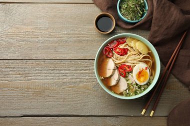 Kasede lezzetli ramen, soya sosu ve ahşap masada mikroyeşiller, yazı için yeri olan düz bir yer. Erişte çorbası.