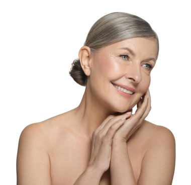 Beyaz arka planda sağlıklı cildi olan güzel, olgun bir kadın.