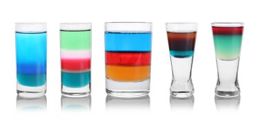 Shot bardaklarındaki farklı nişancılar beyaz sette izole edilmiş.