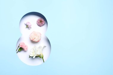 8 Mart tebrik kartı tasarımı farklı çiçekler ve metin için alan, üst görünüm. Uluslararası Kadınlar Gününüz kutlu olsun.