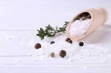 Biberli tuz, kekik ve beyaz ahşap masaya kepçe, yakın plan. Metin için boşluk