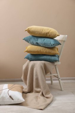 İçerideki bej duvarın yanında yumuşak yastıklar ve sıcak battaniye.