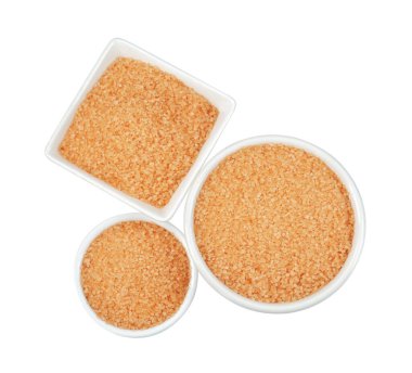 Kahverengi şeker kaselerde izole edilmiş beyaz, üst manzara