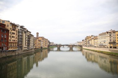 Köprüsü ve nehri olan şehir manzarası