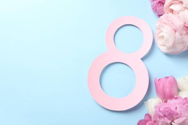 8 Mart tebrik kartı tasarımı açık mavi arka planda güzel çiçekler, üst manzara. Metin için boşluk