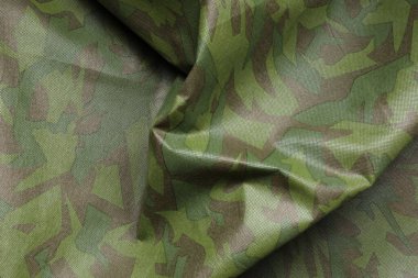 Arkaplan olarak buruşuk kamuflaj kumaşı dokusu, üst görünüm