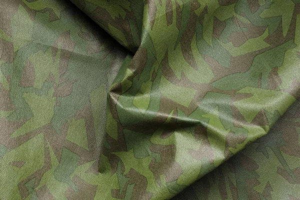 Arkaplan olarak buruşuk kamuflaj kumaşı dokusu, üst görünüm