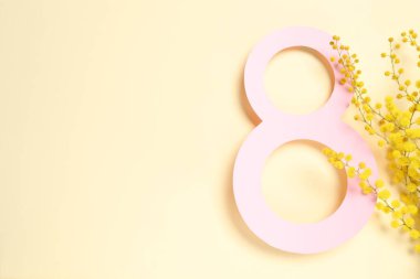 Açık sarı zemin üzerinde mimoza çiçekleri olan 8 Mart tebrik kartı tasarımı, üst manzara. Metin için boşluk